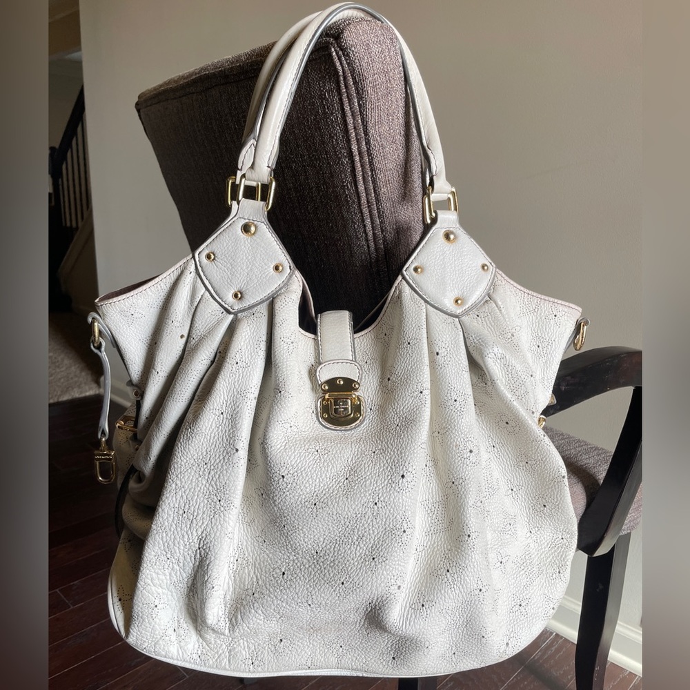Louis Vuitton White Shoulder Bag with Luxurious Leather Design